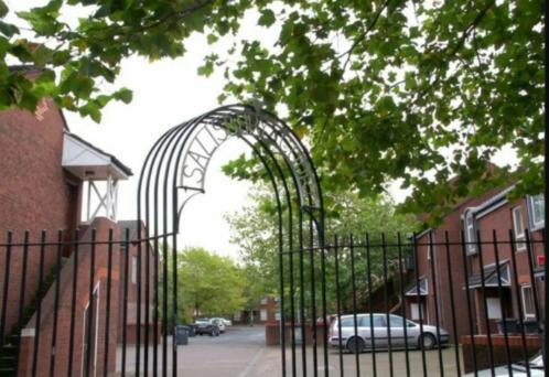 Excellent Location - City Centre - Parking - 4 Beds -2 Bedrooms Belfast Esterno foto