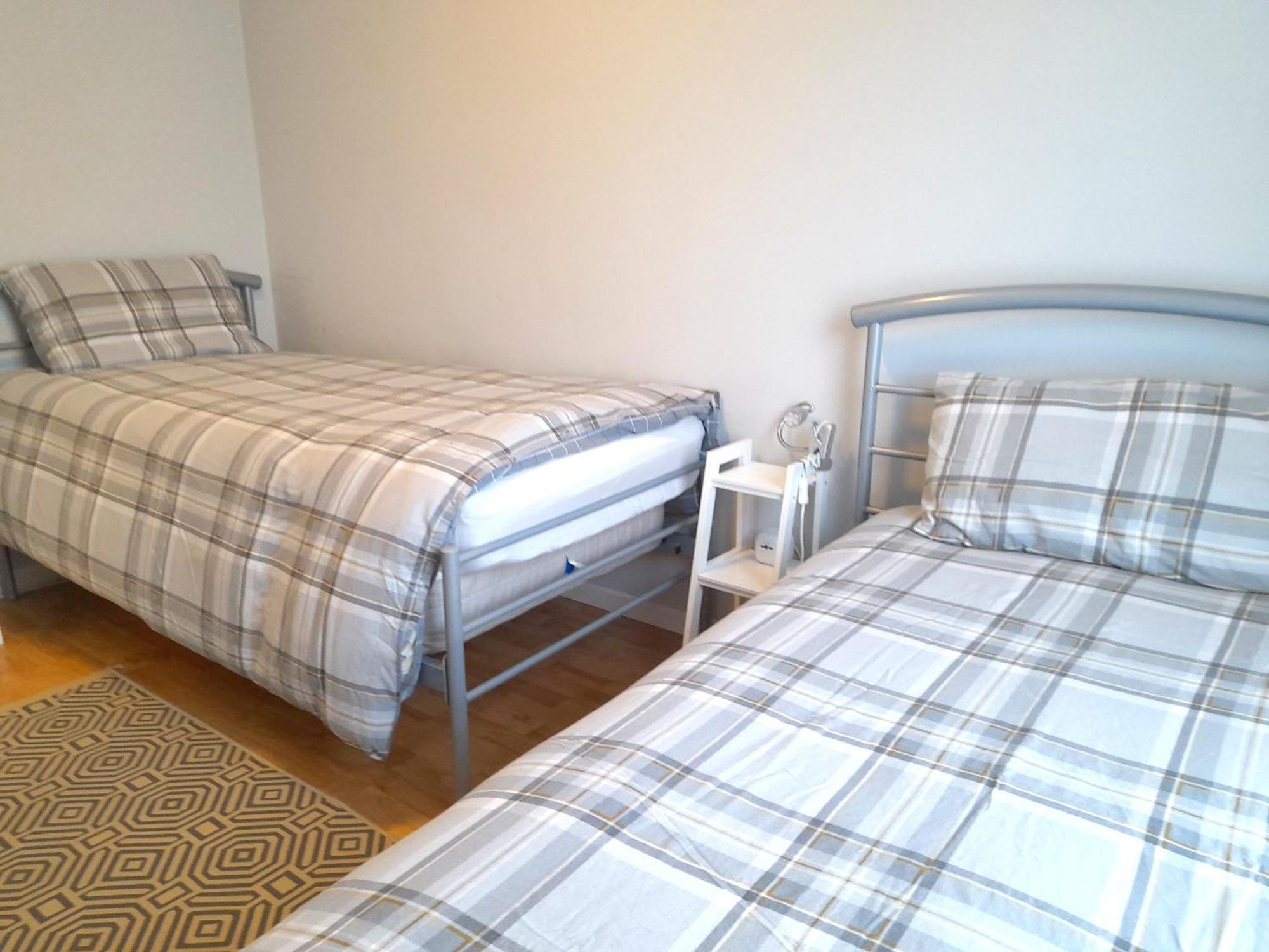 Excellent Location - City Centre - Parking - 4 Beds -2 Bedrooms Belfast Esterno foto