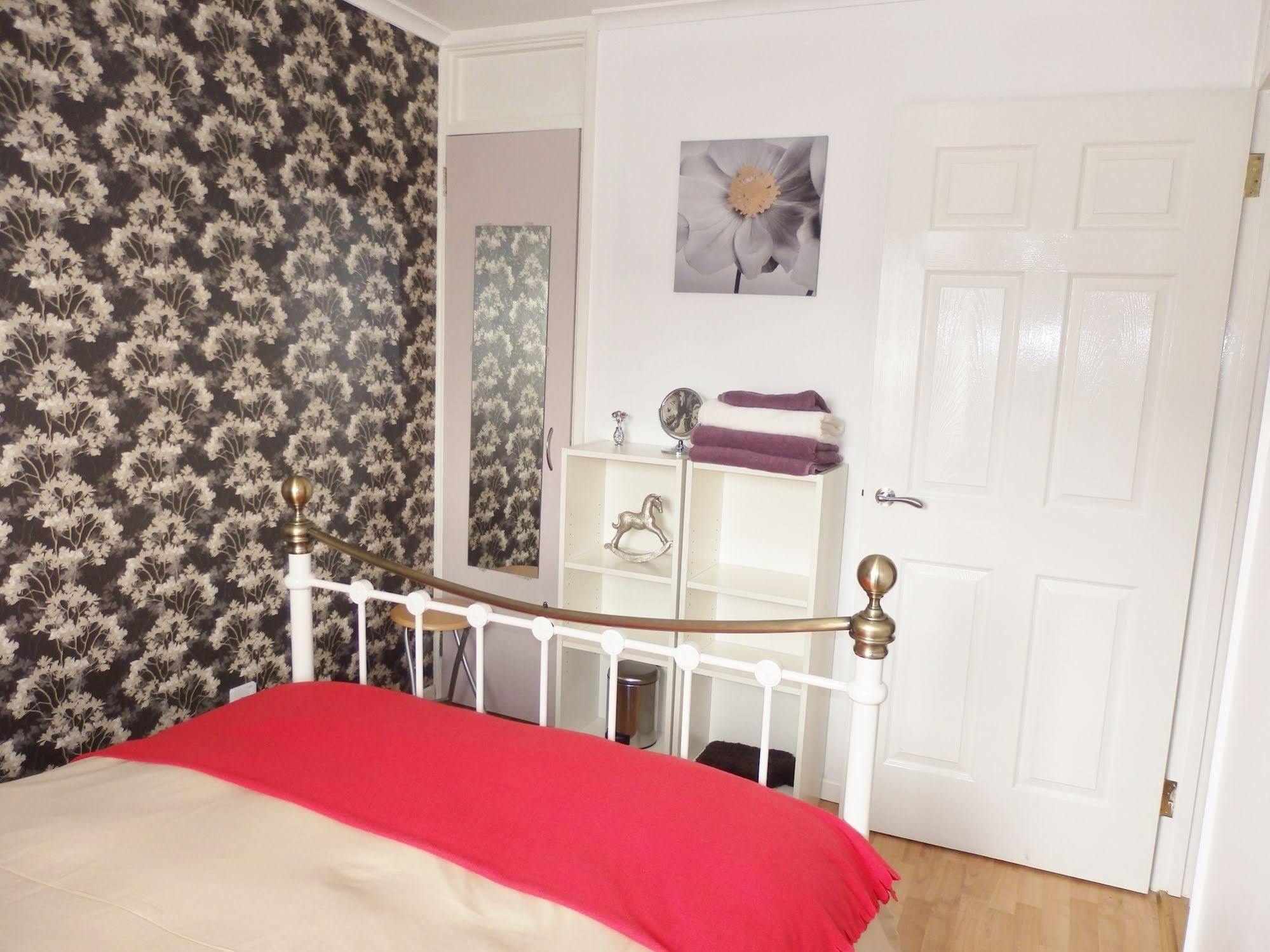 Excellent Location - City Centre - Parking - 4 Beds -2 Bedrooms Belfast Esterno foto
